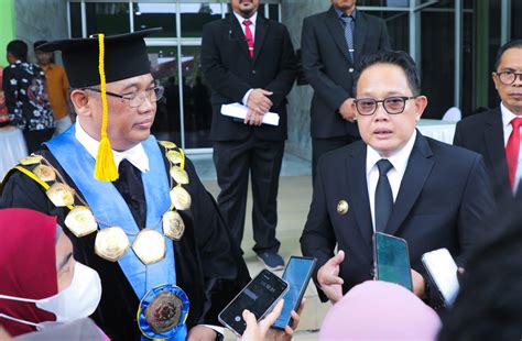 Hadiri Wisuda Upn Veteran Jatim Pj Gubernur Adhy Sebut Perguruan