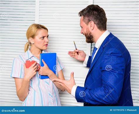 Concepto De La Pelea De La Oficina Malentendido Entre Los Colegas