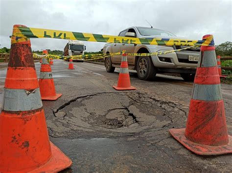 Forte chuva provoca erosão na cabeceira de ponte na BR 364 em Ariquemes