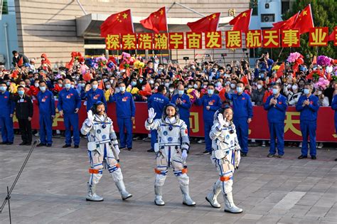 La Chine Envoie Dans L Espace Son Premier Astronaute Civil H24info