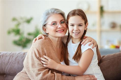 Familia feliz abuela y nieta abrazándose y sonriendo Foto Premium