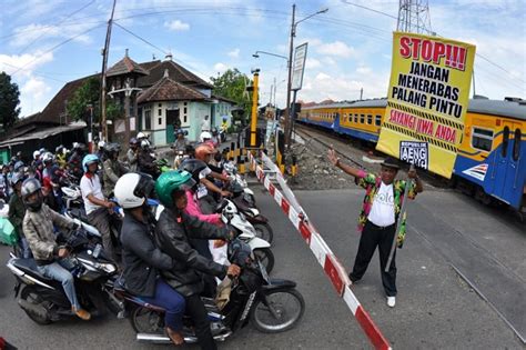 Rawan Kecelakaan KAI Tutup 6 Perlintasan Liar Di Jalur KRL Jabodetabek