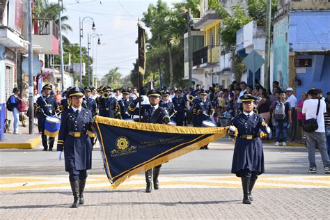 La Presidenta Municipal Mary Hernández presenció el desfile cívico