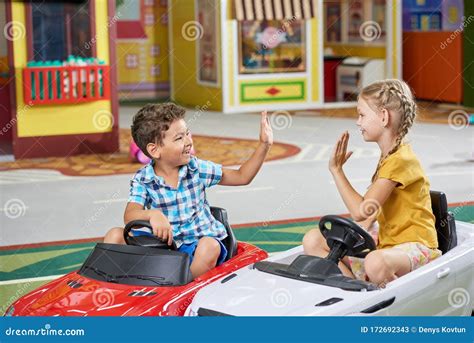 Deux Enfants S Amusant Au Centre De Divertissement Image Stock Image