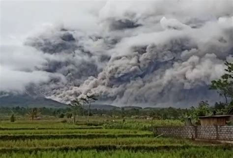 Gunung Berapi Tertinggi Di Pulau Jawa Meletus Astro Awani