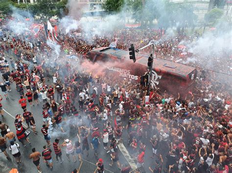 Torcida Do Fla Prepara Ruas De Fogo Para Recepcionar O Time Antes De