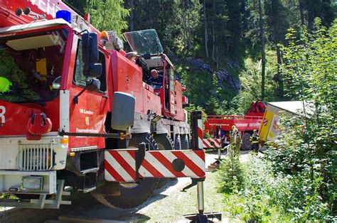 LKW Bergung auf Forststraße in Gosau Freiwillige Feuerwehr Bad Goisern