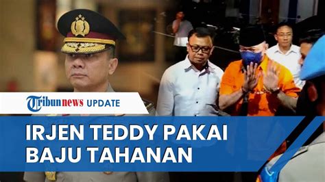 Penampakan Irjen Teddy Minahasa Pakai Baju Oranye Kopyah Hitam