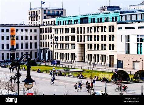 Crowd At Brandenburg Gate Hi Res Stock Photography And Images Alamy