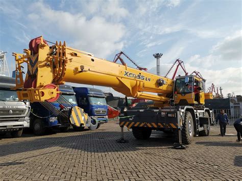 Xcmg Brand Rough Terrain Crane Xcr L Ton Mobile Crane For Sale