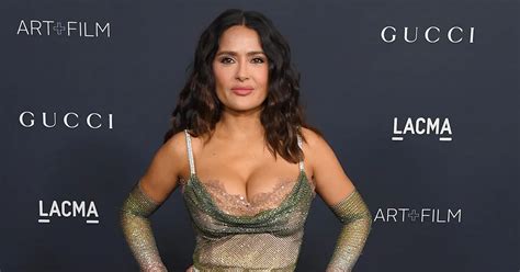 A Los A Os Salma Hayek Enciende Las Redes Con Su Bikini