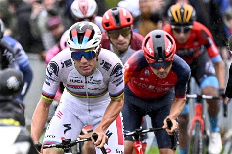 Remco Evenepoel Wint De Eerste Etappe Van De Giro Ditalia Met Een