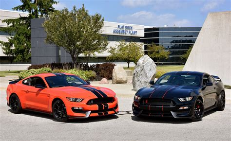 2016 Shelby Mustang Gt350 Vs Gt350r Ford Mustang And Shelby Pinterest Shelby Mustang