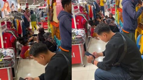 Agak Lain Viral Keluarga Piknik Di Mall Duduk Di Lantai Dan Makan