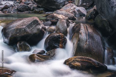 Atmosphärischer Naturhintergrund mit riesigen Steinen im Bergfluss