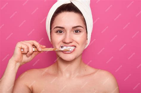 Mujer Con Cepillo De Dientes Limpiando Sus Dientes Foto Premium