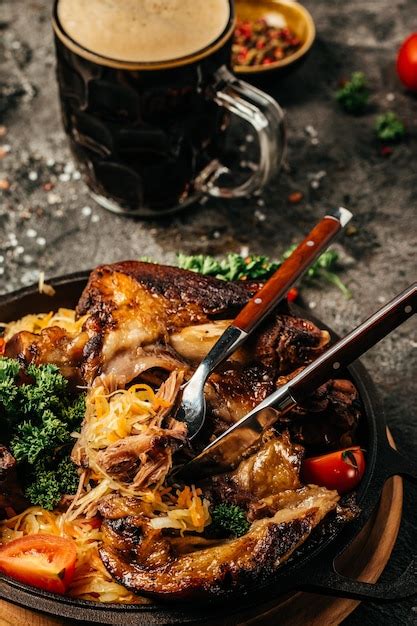 Jarret De Porc Rôti Eisbein Avec Choucroute Et Bière Menu Oktoberfest