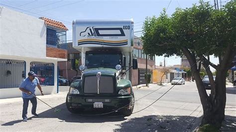 Camión derriba cables de luz en Col Los Reyes