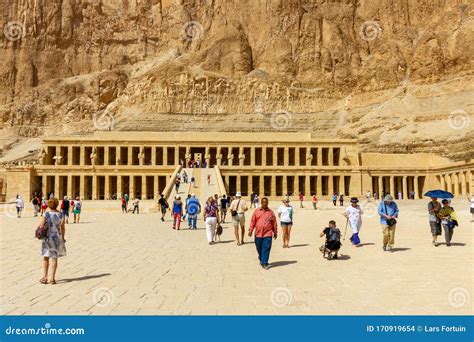 Turistas En La Entrada Del Templo Mortuario De Hatshepsut Imagen De