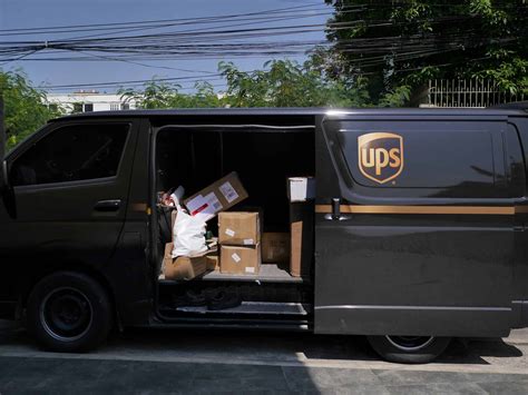 งานส่งออกพัสดุแบบส่งด่วน Ups Worldwide Express Courier Lite