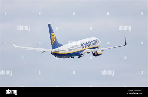 Ryanair Boeing Ei Dyy Taking Off From London Luton Airport Ltn