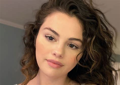 Selena Gomez Does Her Own Makeup And Is Magnificent Celebrity Insider