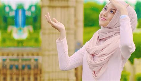 12 Gaya Hijab Dan Baju Muslimah Keren Ala Indah Nada Puspita Photo