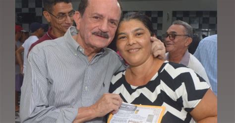 Prefeito dr Julinho entrega títulos de propriedade para famílias de