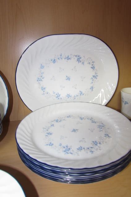 Lot Detail CORELLE BLUE FLEUR DINNERWARE SET