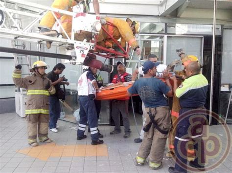 Caen Dos Obreros De 12 Metros De Altura En El Interior De La Nissan