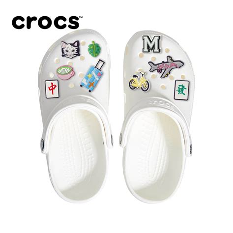 Купить резиновые тапочки кроксы crocs2020杨幂同款洞洞鞋卡骆驰女凉鞋创意搭配智必星鞋花套装 в ...