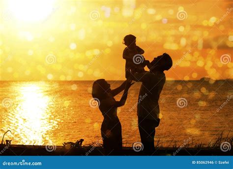 Schattenbild Der Familie Strandsonnenuntergang Im Im Freien Stockfoto