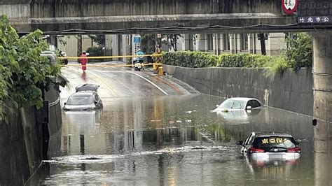 別死命硬闖！竹北中和街地下道「淹水吞3車」急拉封鎖線│新竹│汽車│路樹│tvbs新聞網