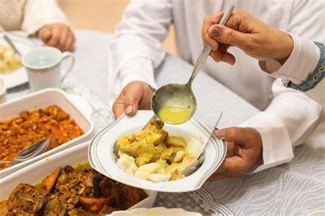 Mano sosteniendo un plato de comida indonesia especial menú