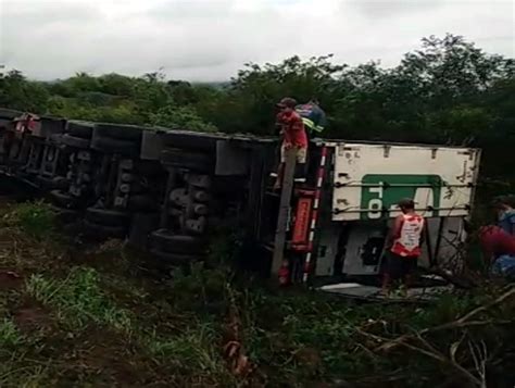 Carreta Tomba Após Desviar De Buraco Na Br 423 Entre Água Branca E