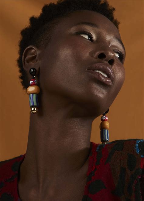 14 brincos de pequenas marcas brasileiras para animar seu próximo