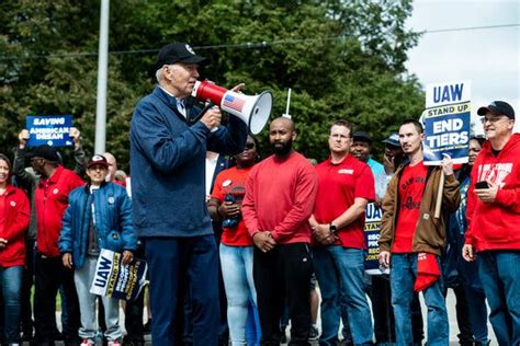 Biden Joins Uaw Picket Line In Michigan The New York Times