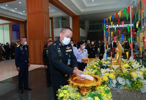 ปลัดกระทรวงกลาโหมนำกำลังพลร่วมสืบสานประเพณีไทยสรงน้ำหลวงพ่อพระพุทธโสธร เสริมสิริมงคลวันปีใหม่ไทย