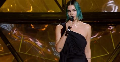 Rose Villain Il Look Con La Tuta Nera A Sanremo Radio Deejay