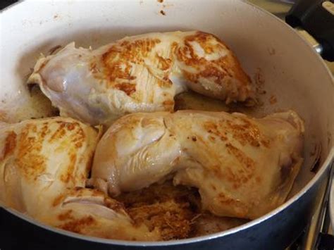 Cuartos traseros de pollo con salsa de cebollas y vino tinto al orégano