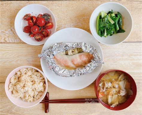 栄養バランスを整えたサーモンのチーズホイル焼き献立 管理栄養士・調理師 とものうようこ 栄養バランスのとれた献立のつくり方