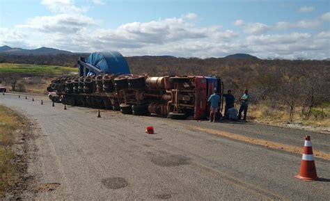 Carreta Com Equipamento De Torre Eólica Tomba Na Zona Rural De Acauã