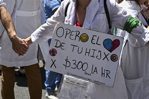 Argentina médicos y enfermeros de Buenos Aires protestan para exigir