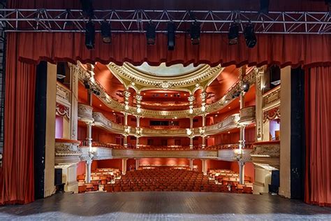 Le Théâtre De Lons Le Saunier Bâtiment Emblématique