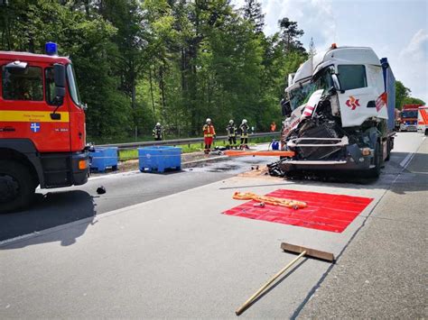 Bab Bruchsal Schwerer Lkw Unfall Mit Eingeklemmter Person