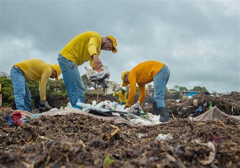 Más de 300 toneladas de basura se acumularon en playas de El Salvador