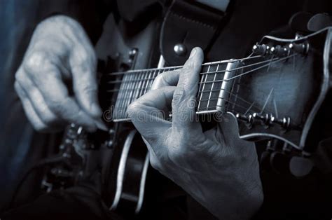 Mains De Guitariste Et Fin De Guitare Qui Joue De La Guitare