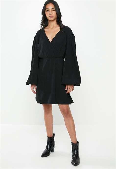 Petite Plisse Wrap With Volume Sleeve Black Glamorous Dresses