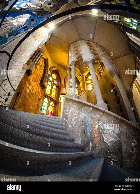 Escalera interior en espiral en la basílica de la Sagrada Familia