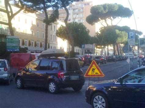 Caos In Piazza Re Di Roma Lavori Stradali E Traffico In Tilt La